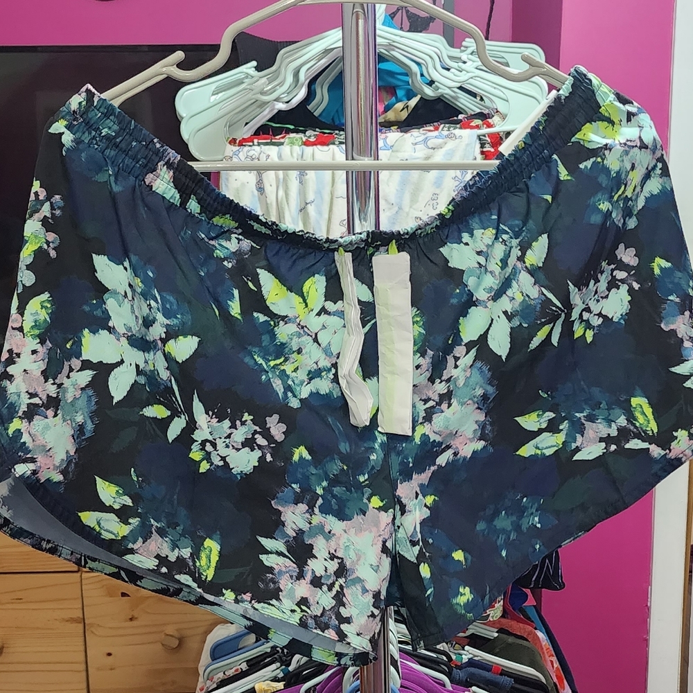 Old Navy Go Dry Mid-Rise Dolphin-Hem Run Shorts
